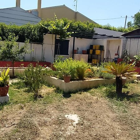 House In The Country Guest House Vatos Bagian luar foto