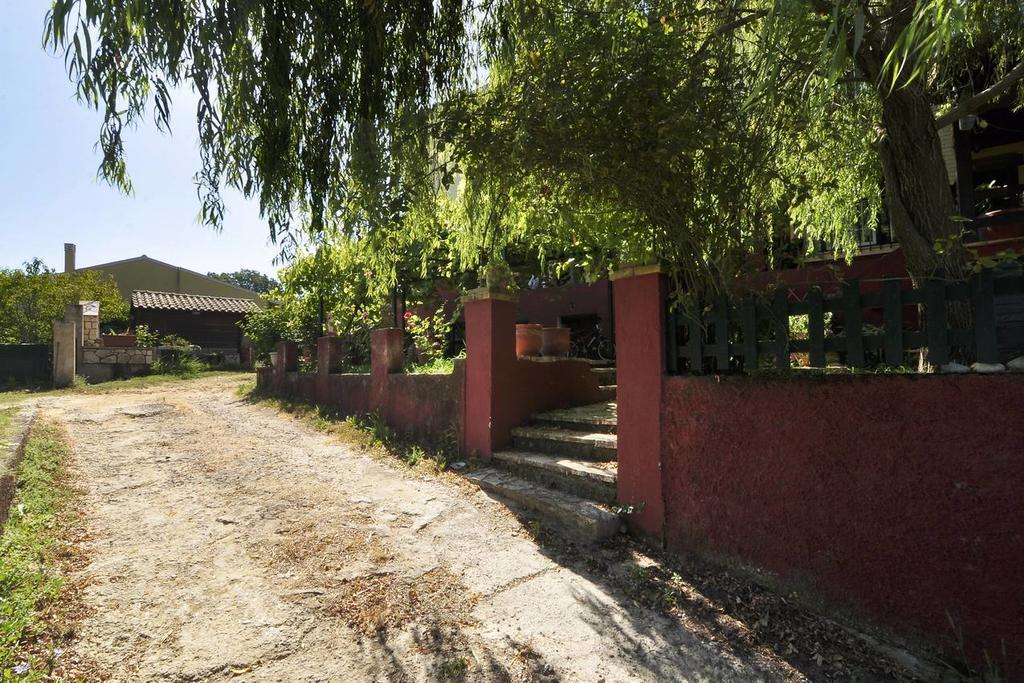 House In The Country Guest House Vatos Bagian luar foto